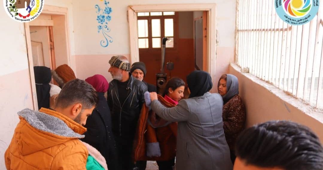 بالتنسيق بين الكونفدرالية وتنظيمات المجتمع الديمقراطي لمقاطعة الرقة تم توزيع 110 معطفا