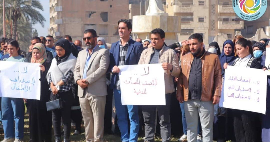 ●وفد من كونفدرالية تنظيمات المجتمع الديمقراطي في إقليم شمال وشرق سوريا وتنظيمات المجتمع الديمقراطي لمقاطعة الرقة ورؤوساء الإتحادات يشارك بالوقفة الإحتجاجية التي نظمها تحالف منظمات المجتمع المدني لإقليم شمال وشرق سوريا.