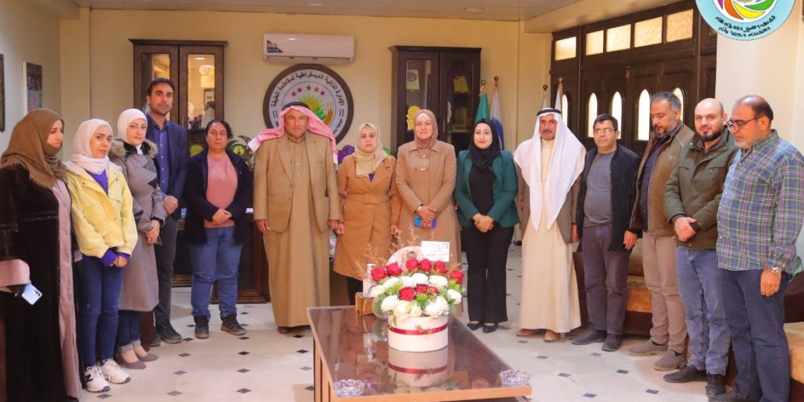 وفد من الكونفدرالية وتنظيمات المجتمع الديمقراطي في الطبقة يزور المجلس التنفيذي للمقاطعة