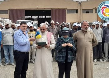 بمناسبة إقتراب عيد العمال العالمي اتحاد العمال يوزع قبعات تحمل شعار الاتحاد على العمال وتطلق بياناً